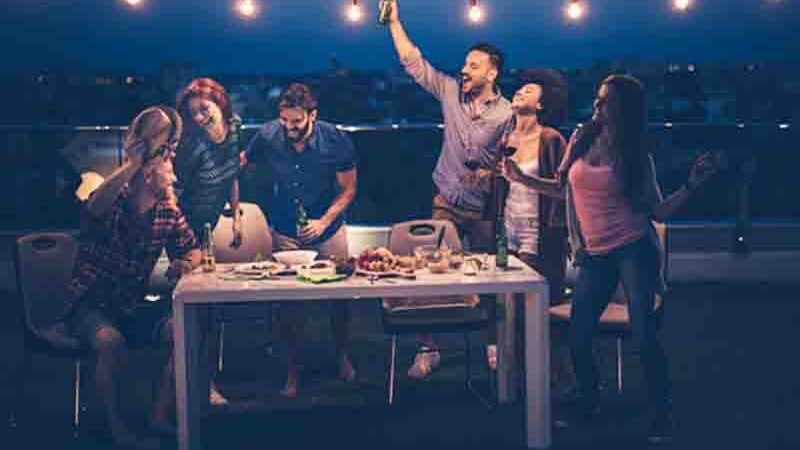 Afterwork drinks: Οργανώστε μια χαλαρή βραδιά με τους συναδέλφους – στο σπίτι!