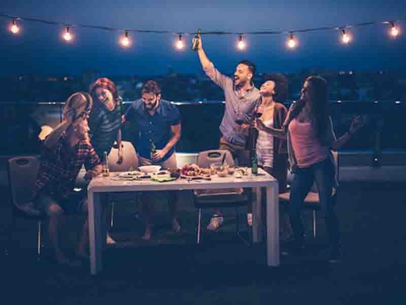 Afterwork drinks: Οργανώστε μια χαλαρή βραδιά με τους συναδέλφους – στο σπίτι!