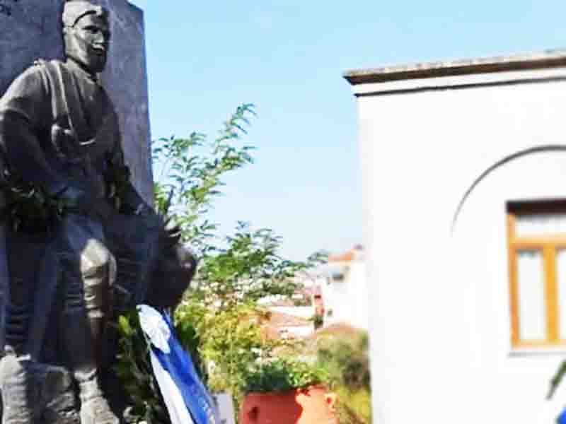 Makedonia free and Greek. Η Επανομή τίμησε τους ήρωες της Μακεδονίας 19.10.2025 3 Το μνημείο το Γρηγορίου Δημόπουλου στην Επανομή