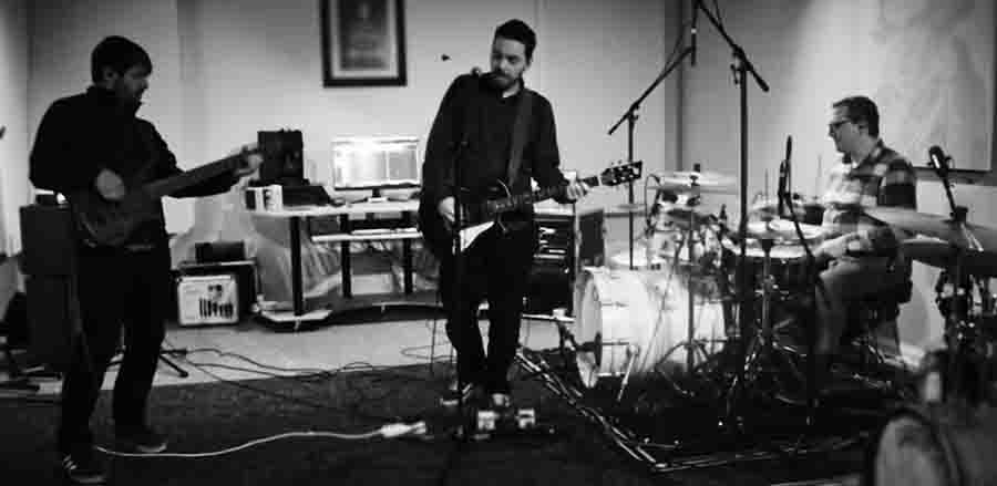 Garage rock post punk & rock σε ένα μοναδικό Live με αποκλειστικό σκοπό να απογειώσουν το Σάββατο 24.1. 2 Besondere Umstaende