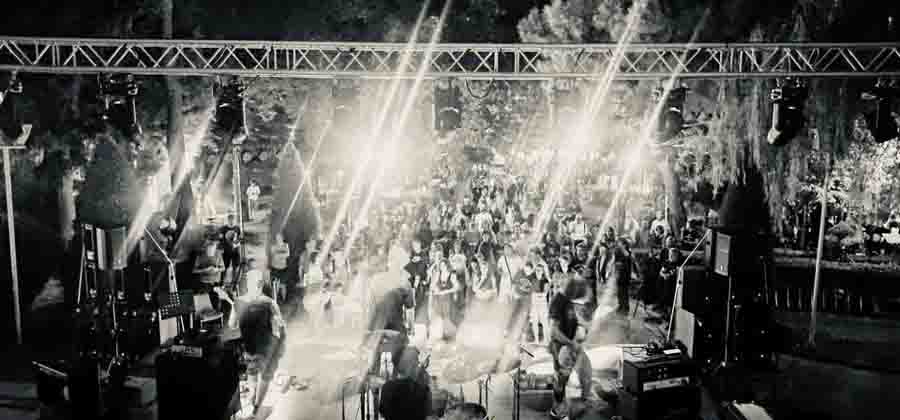 Garage rock post punk & rock σε ένα μοναδικό Live με αποκλειστικό σκοπό να απογειώσουν το Σάββατο 24.1. 3 Diesel Cindy Garage Rock