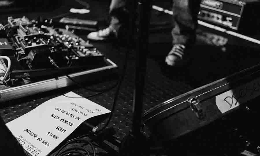 Garage rock post punk & rock σε ένα μοναδικό Live με αποκλειστικό σκοπό να απογειώσουν το Σάββατο 24.1. 4 Garage Rock