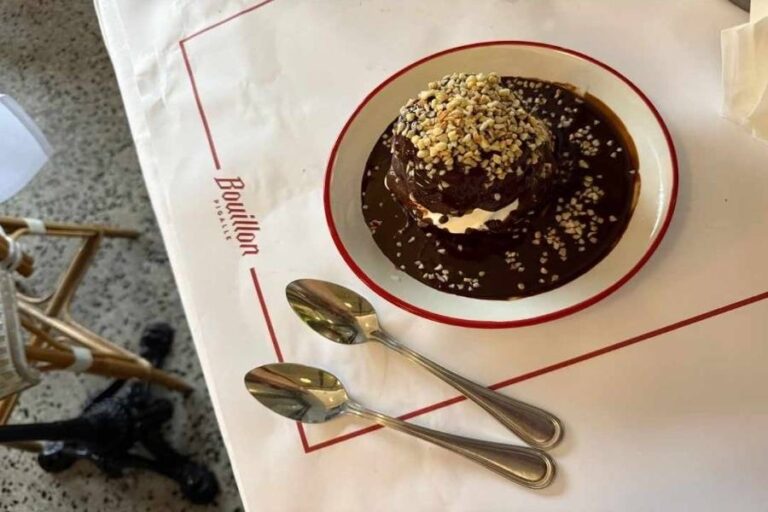 Profiterol eat Bouillon Pigalle