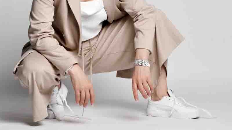 Λιγότερα ρούχα, περισσότερες επιλογές: Το sneaker που “δένει” όλα σου τα σύνολα