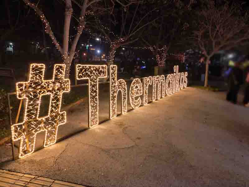Knocking Γιορτινά ΚΡΟΥΣΜΑΤΑ ρυθμού και μελωδίας στην Περαία Κυριακή 21 Δεκεμβρίου 2 Άναμα Χριστουγεννιάτικου Δέντρου
