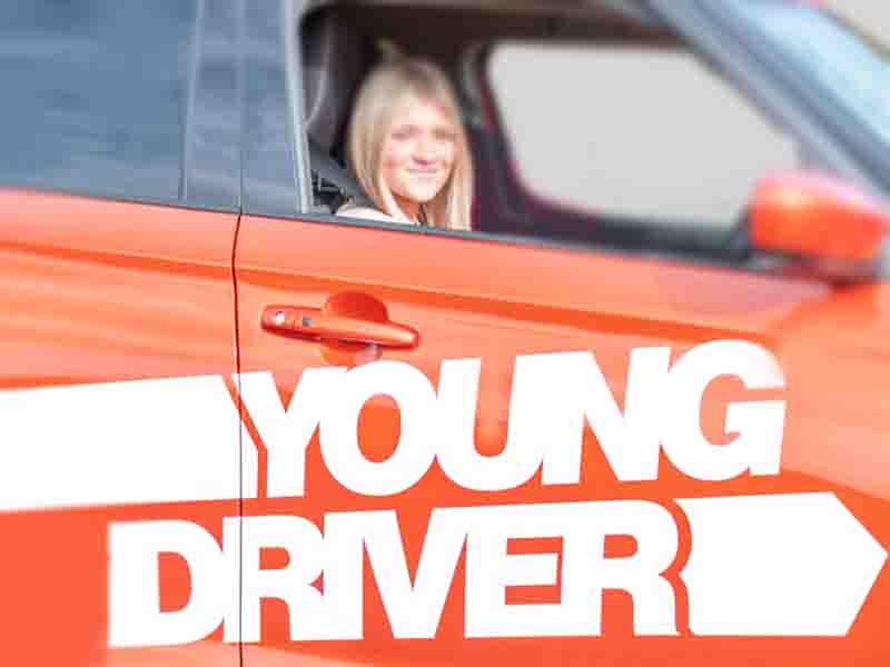 Young Driver Νέος Οδηγός το ελάχιστο όριο ηλικίας για την απόκτησή του διπλώματος είναι το 18ο έτος