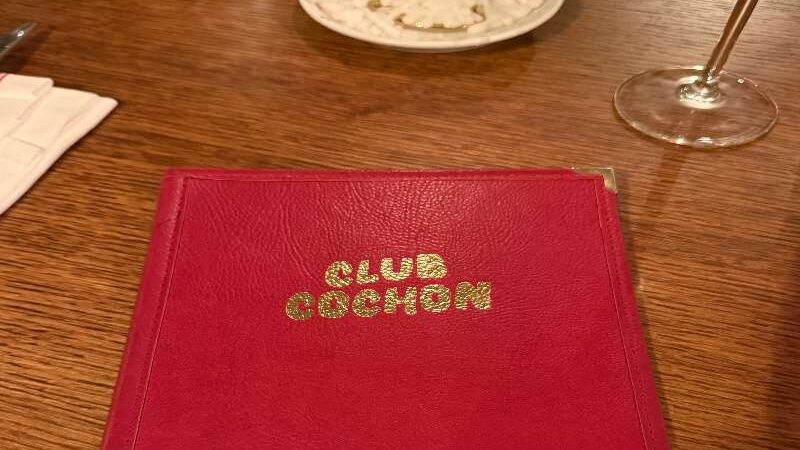Club Cochon Παρίσι: Ο Νο 1 Ναός για τους Λάτρεις του Χοιρινού που Ανατρέπει τη Γαλλική Γαστρονομία