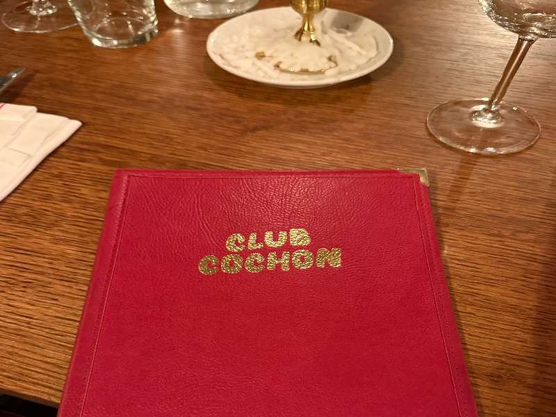 Club Cochon Παρίσι: Ο Νο 1 Ναός για τους Λάτρεις του Χοιρινού που Ανατρέπει τη Γαλλική Γαστρονομία