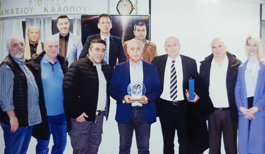 Ομαδική φωτογραφία μετά τη βράβευση