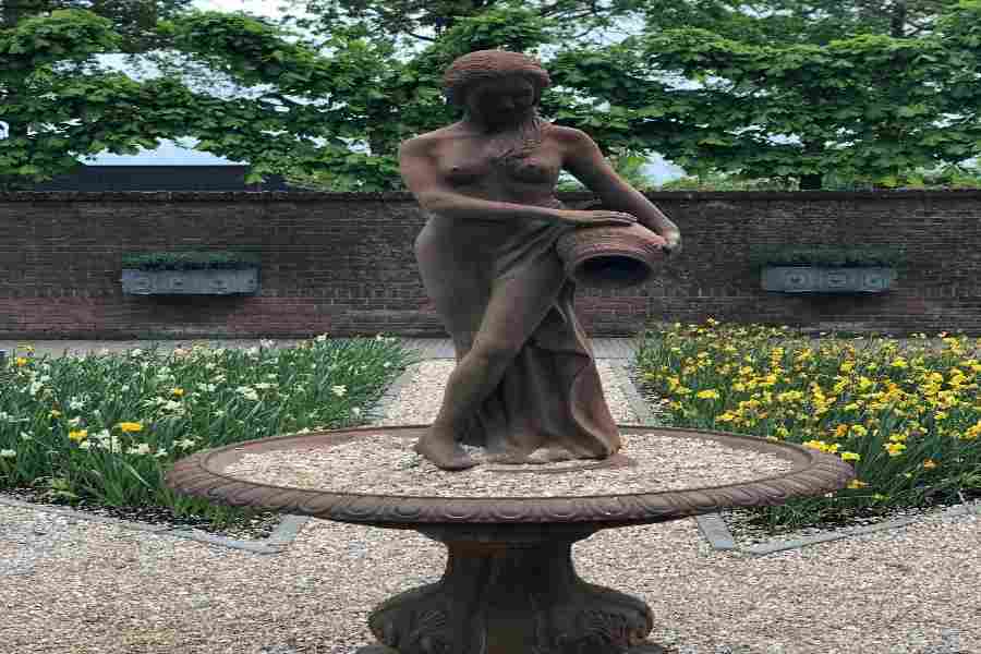 Keukenhof Garden 2026: Ο Απόλυτος Οδηγός για την Ανοιξιάτικη Επίσκεψή σου στην Ολλανδία 5 Keukenhof Statue