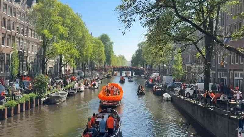 King’s Day 2026 στο Άμστερνταμ: ιστορία, αλλαγές και όλα όσα πρέπει να ξέρεις