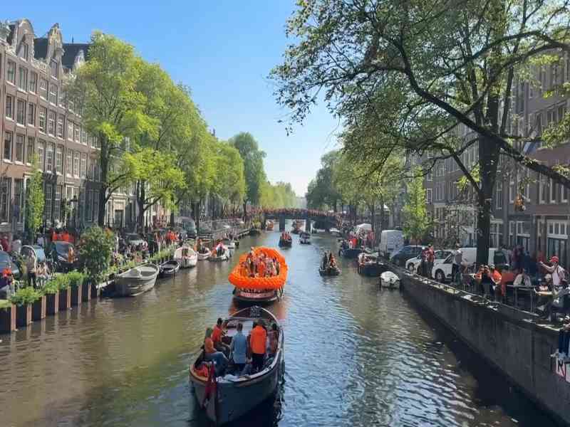 King’s Day 2026 στο Άμστερνταμ: ιστορία, αλλαγές και όλα όσα πρέπει να ξέρεις
