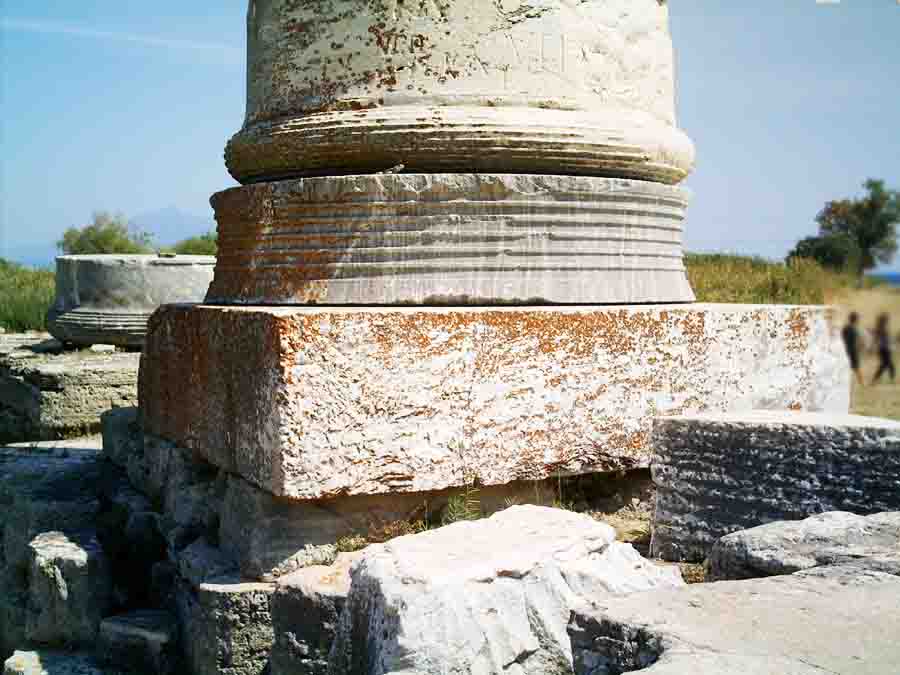 Heraion temple Samos Ηραίων «Σάμος — Στο Ιερό της Ήρας, εκεί όπου γεννήθηκε η αρμονία του Αιγαίου» το 540 π.χ. 5 Ανάγλυφα και βάσεις με λεπτομέρειες που μαρτυρούν την τεχνική των αρχαίων Σαμίων