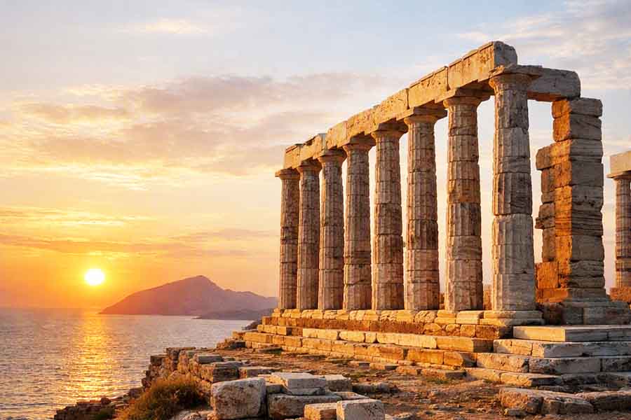 Temple of Poseidon Εκεί όπου η Αθήνα φύλαγε το Αιγαίο και τιμούσε τους θεούς της 3 Ναός του Ποσειδώνα στο Σούνιο κατά το ηλιοβασίλεμα, με θέα στο Αιγαίο και τις αρχαίες κολόνες φωτισμένες από το χρυσό φως.