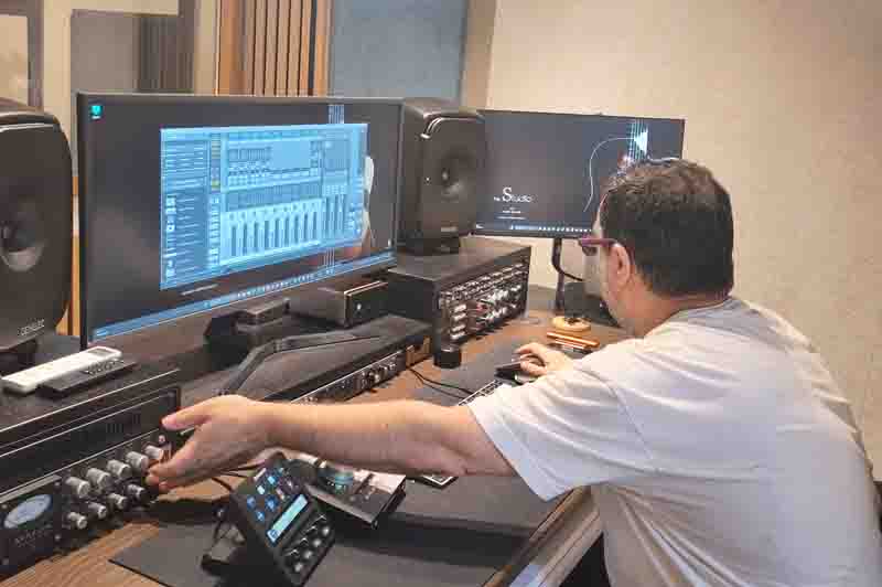 Makis Dimakis Studio Μέσα στο στούντιο του Μάκη Δημάκη στο Κάτω Σχολάρι: Εκεί όπου γεννιούνται οι Ν1 επιτυχίες 2 Makis Dimakis Studio