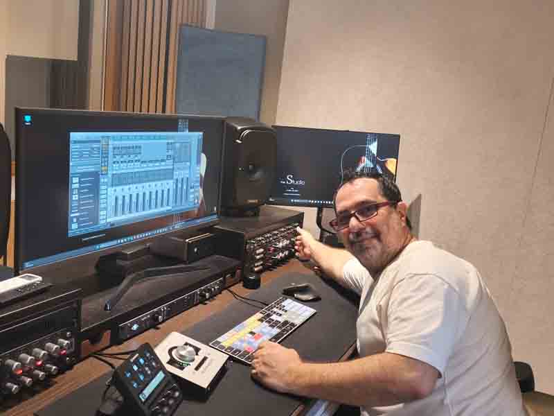 Makis Dimakis Studio Μέσα στο στούντιο του Μάκη Δημάκη στο Κάτω Σχολάρι: Εκεί όπου γεννιούνται οι Ν1 επιτυχίες