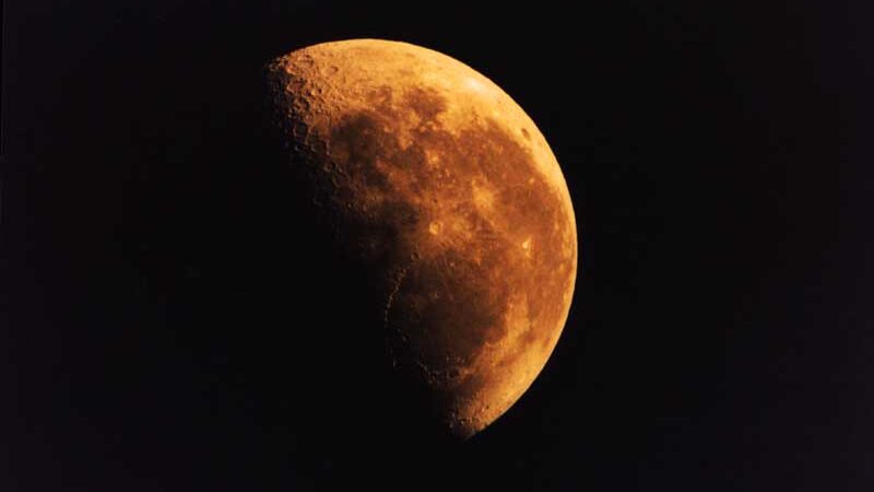 Partial lunar eclipse Η μερική έκλειψη Σελήνης της 28ης Αυγούστου: Ένα νυχτερινό θέαμα στον ελληνικό ουρανό 🌒