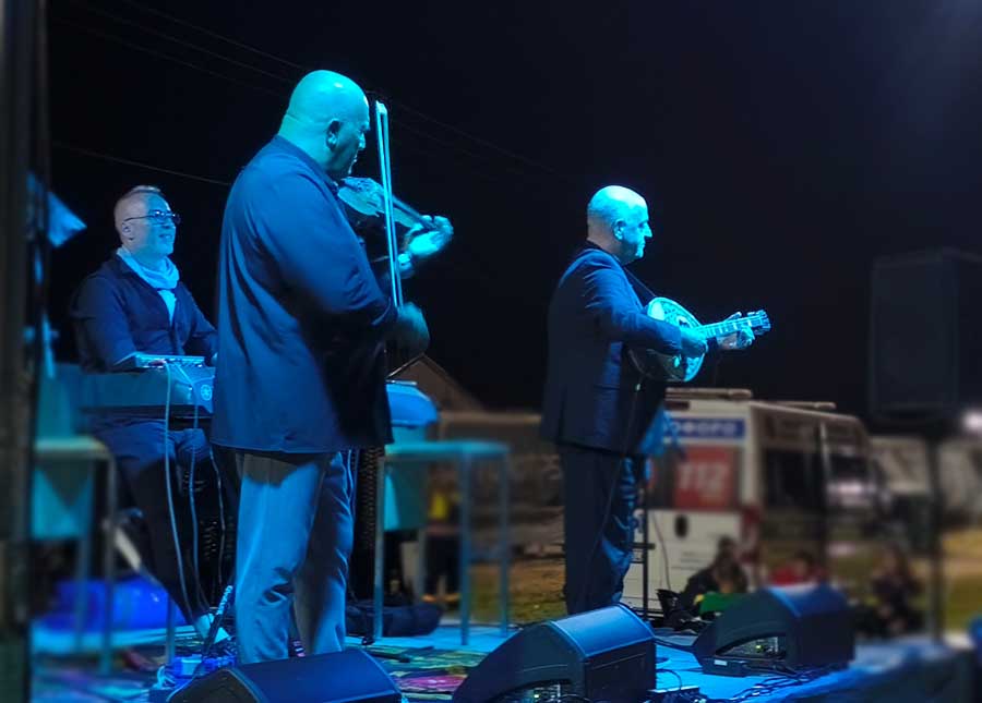 Thanos Giouletzis Trio Mousikanti Θάνος Γκιουλετζής — Ο ήχος που ταξιδεύει 2026 4 Τρίο Μουσικάντοι στην Άσσηρο