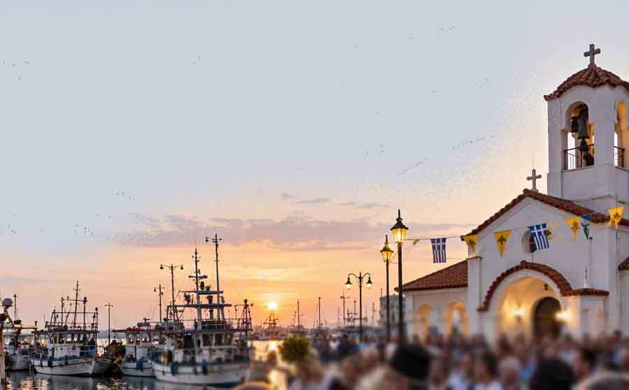 Blessing and First Departure Νέα Μηχανιώνα: Με τον καθιερωμένο Αγιασμό ξεκινά η νέα αλιευτική περίοδος 2026-2027 3 Τα καΐκια της Νέας Μηχανιώνας ανοίγουν πανιά για μια νέα χρονιά στη θάλασσα