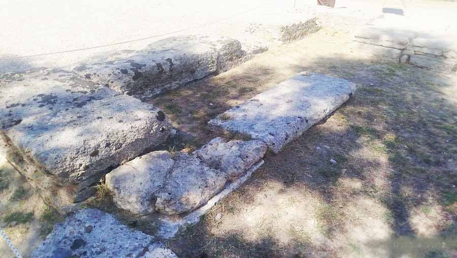 Ancient Olympia Αρχαία Ολυμπία: Εκεί όπου γεννήθηκε το Ολυμπιακό ιδεώδες 5 Λίθινα αρχιτεκτονικά κατάλοιπα στον αρχαιολογικό χώρο της Αρχαίας Ολυμπίας